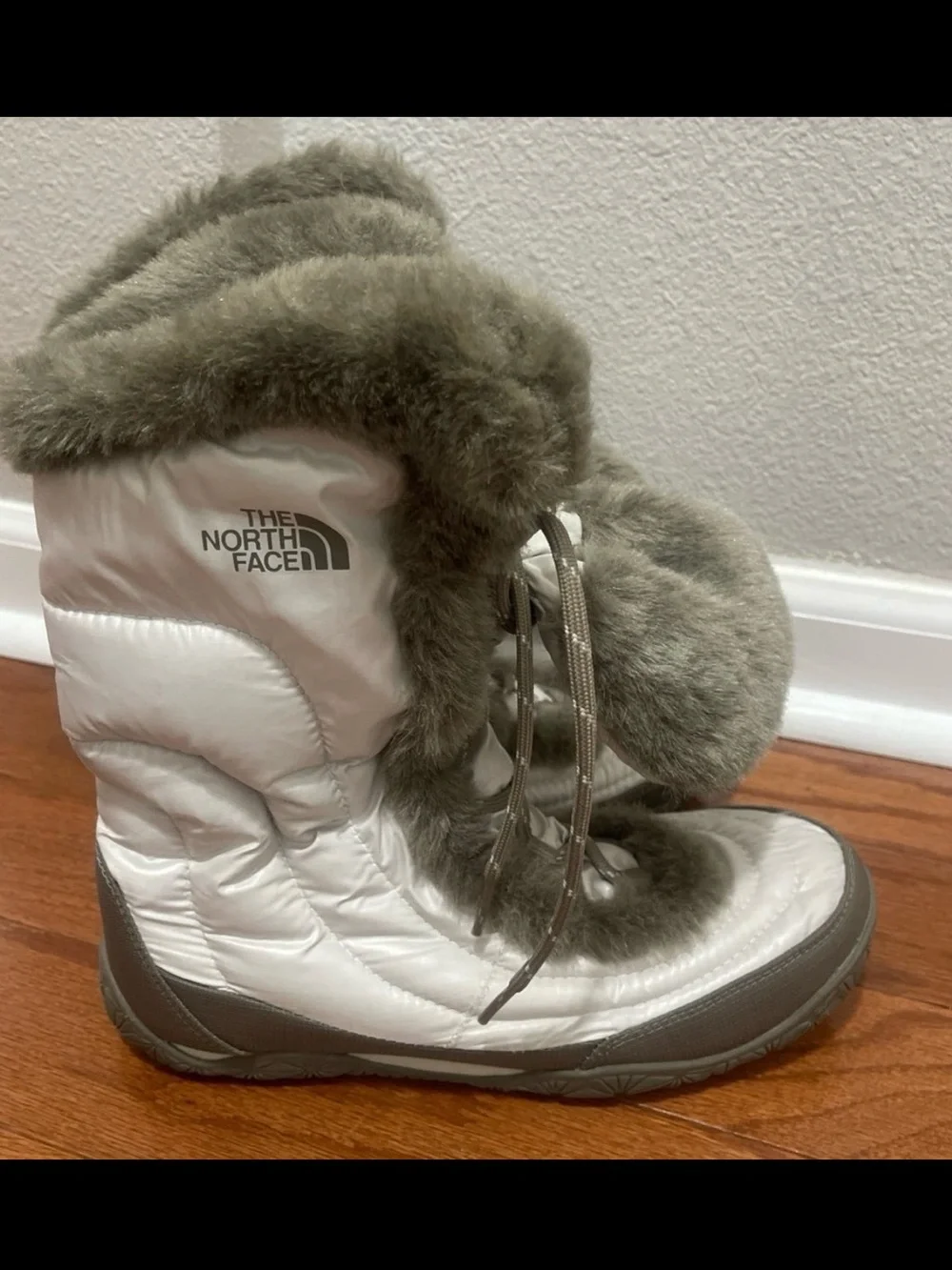 The North Face Icepick Nuptse faux fur Winter Boots Women's Size 8 ivory